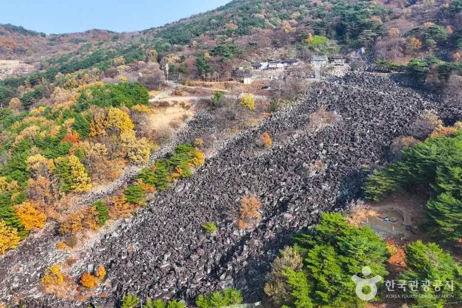 만어사 만어석 돌무더기