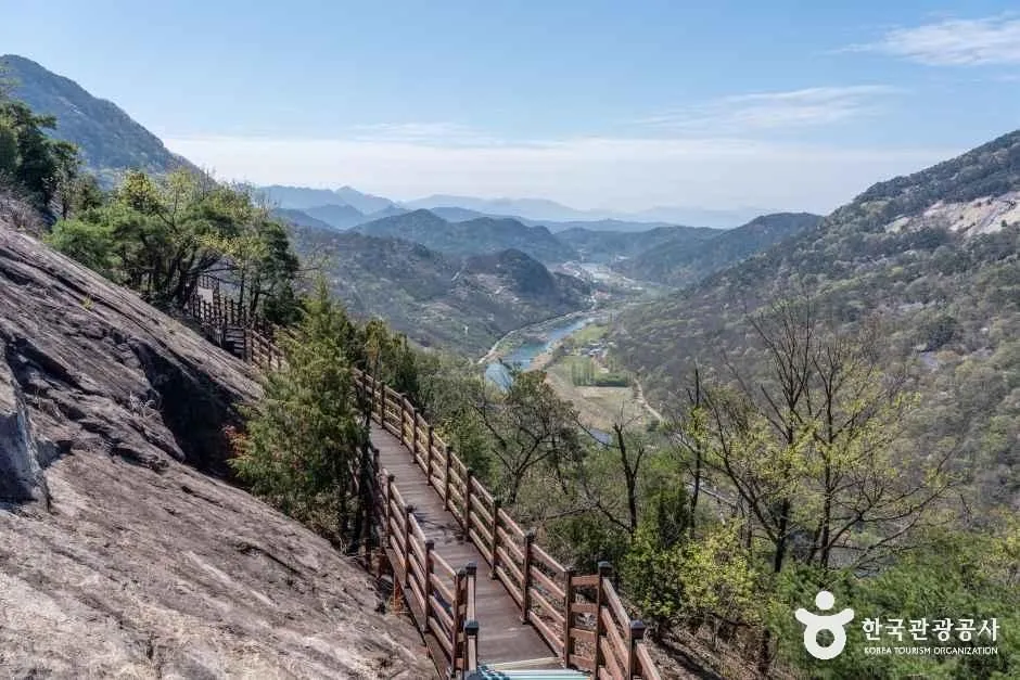 섬진강 절벽 위 용궐산하늘길