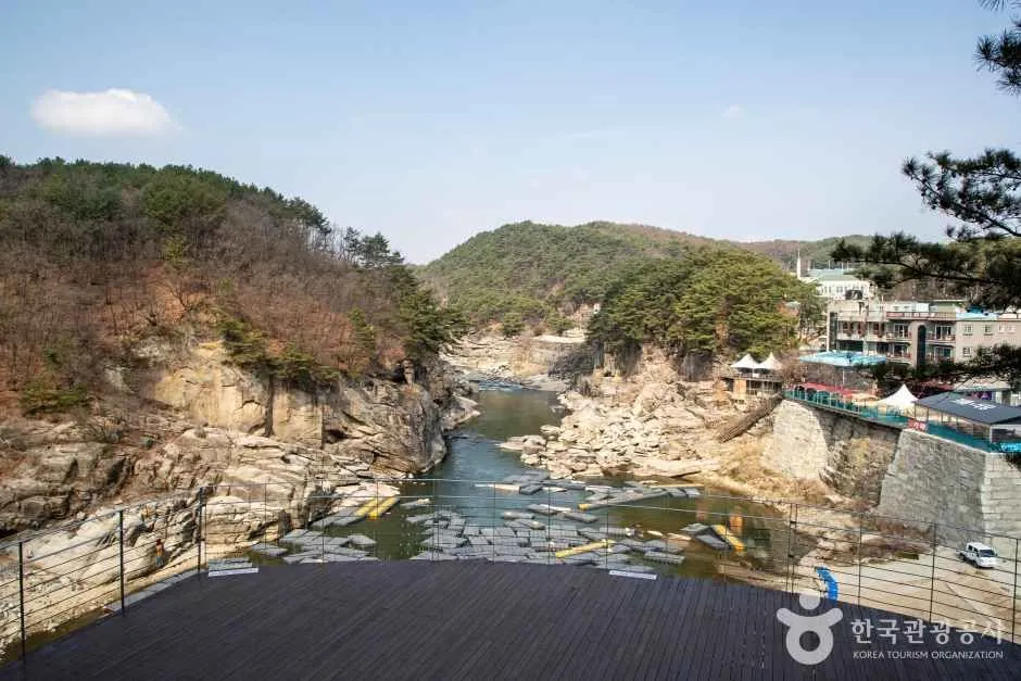 철원 한탄강 주상절리길 잔도와 현무암 절벽
