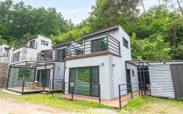 홍천 스톤브라운 스파독채 펜션 외관