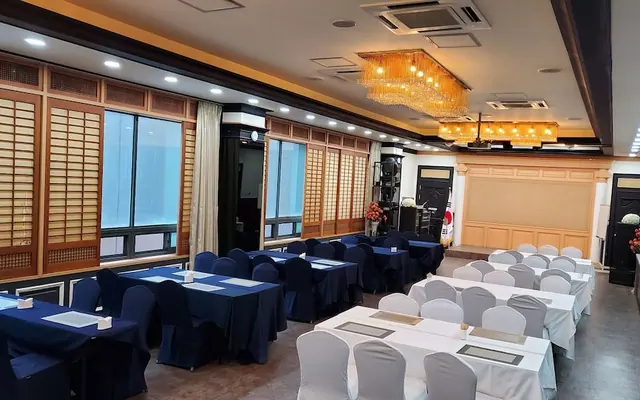 브라운도트 광주 상무점 회의실·연회장