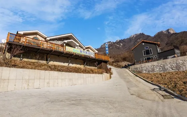 제천 충주빛나는월악펜션 외관