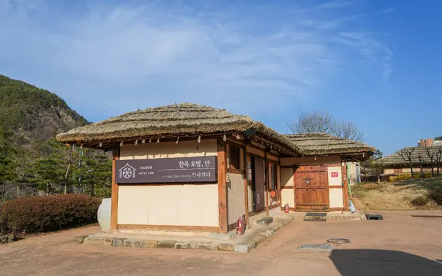 청송 한옥 호텔 안 외관