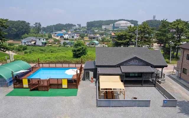 태안 몽산포 골드오션펜션 수영장