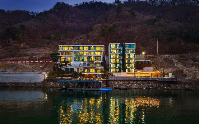 가평 더스퀘어24스파수영장펜션 외관