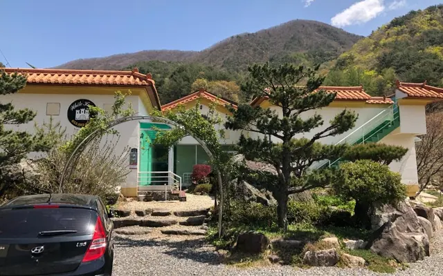 하동 화이트하우스펜션 외관