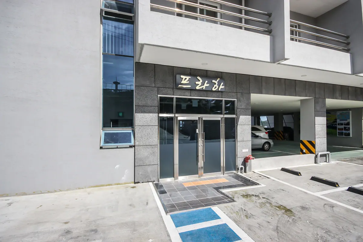 완도 호텔 프라하 외관