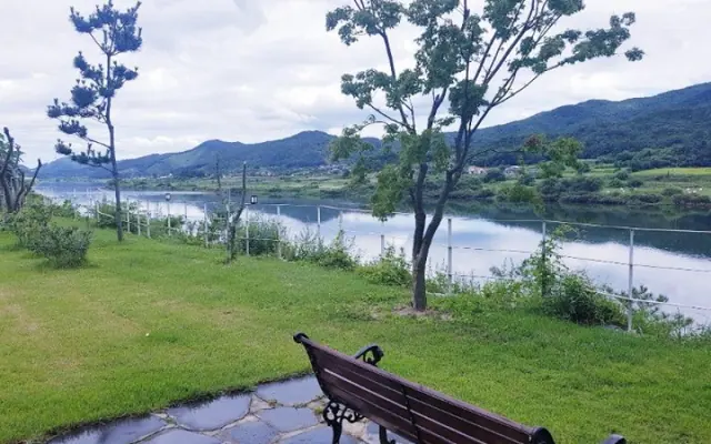 충주 강변의하루펜션 전망